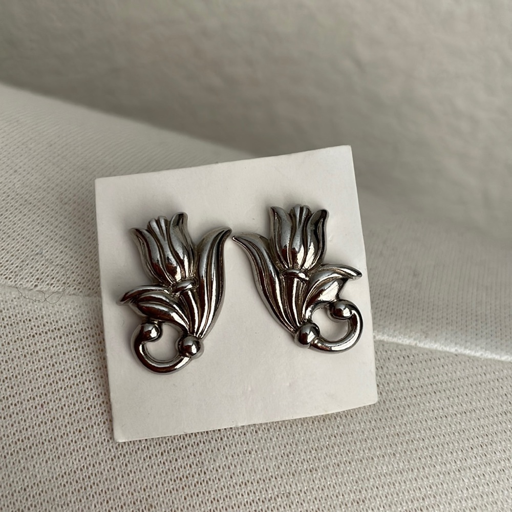 Vintage Avon tulip earrings silver tone